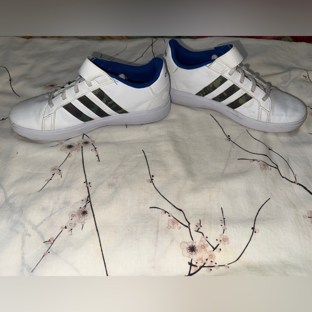 Adidas Boys White Sneakers with Blue and Black Accents - Picture 3 of 7